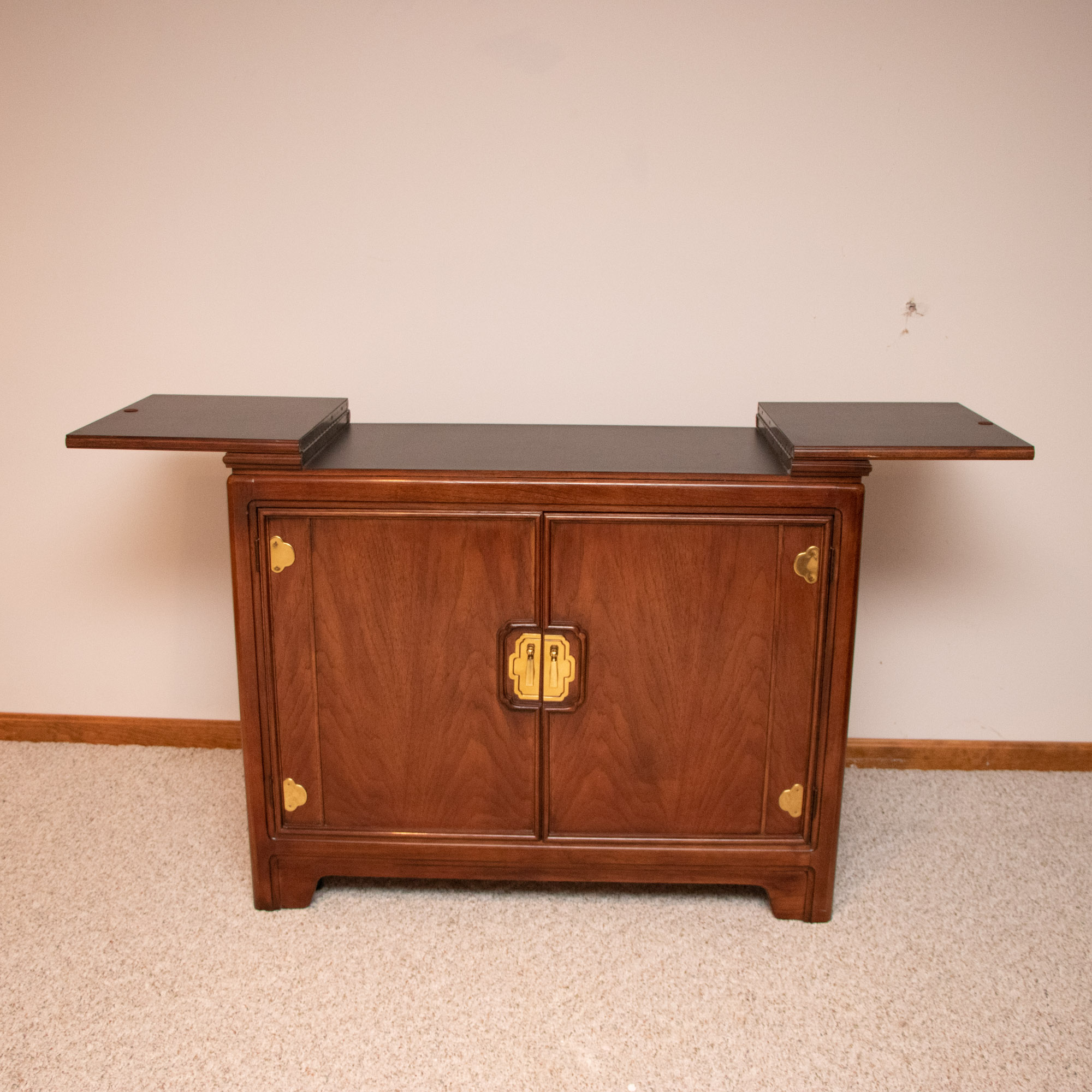 Thomasville Pecan Server / Bar Cabinet | EBTH