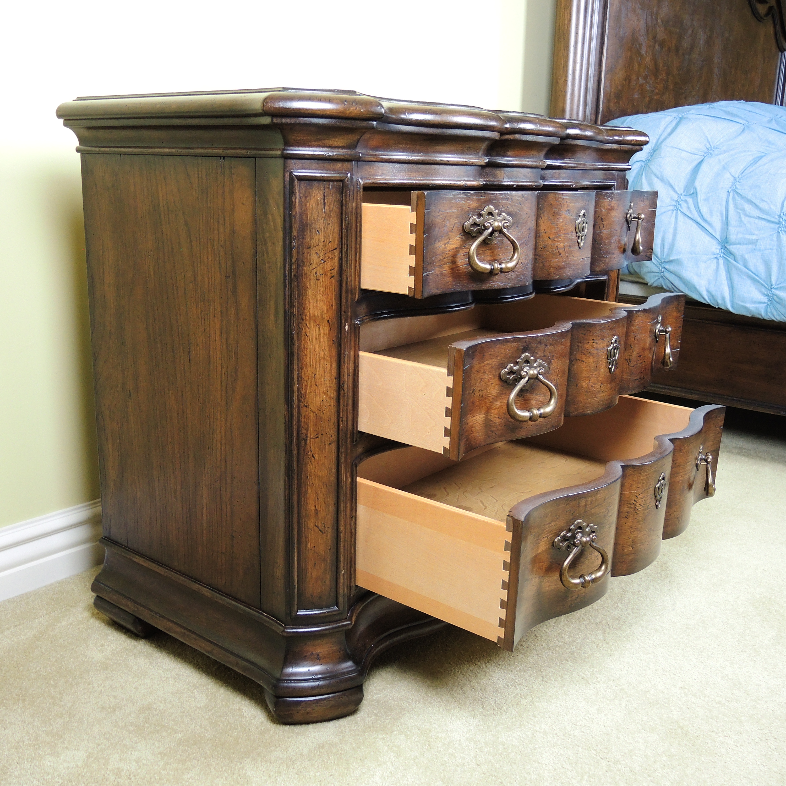 Thomasville Furniture "Hills of Tuscany" Nightstand EBTH