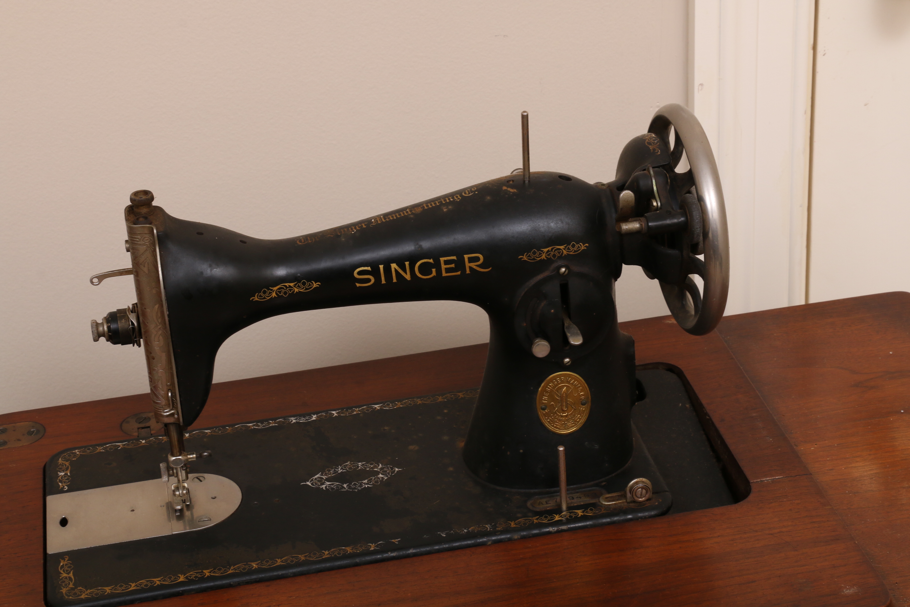 Oak and Cast Iron Singer Sewing Machine and Table, 1937 EBTH
