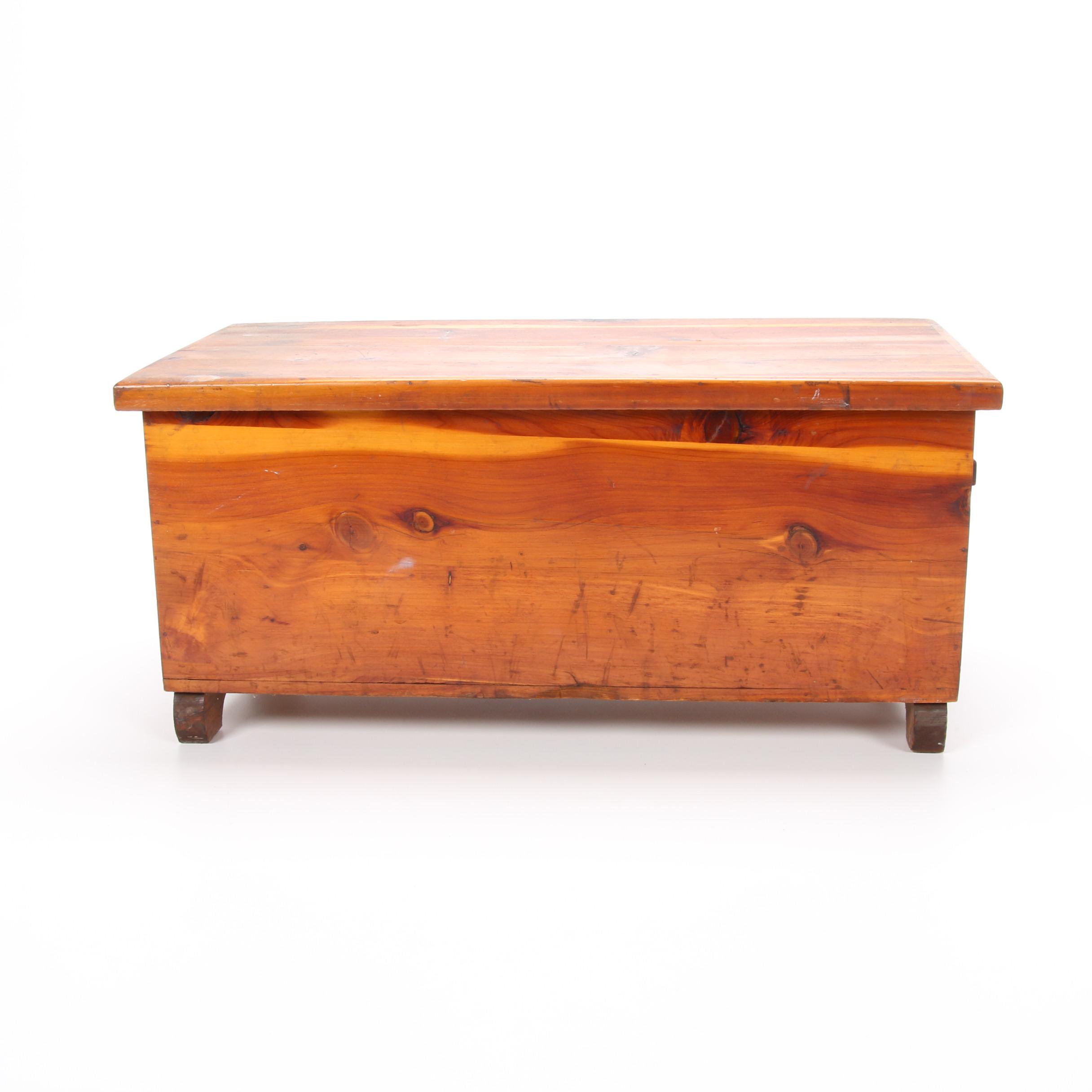 Farley and Loetscher Genuine Tennessee Red Cedar Chest EBTH
