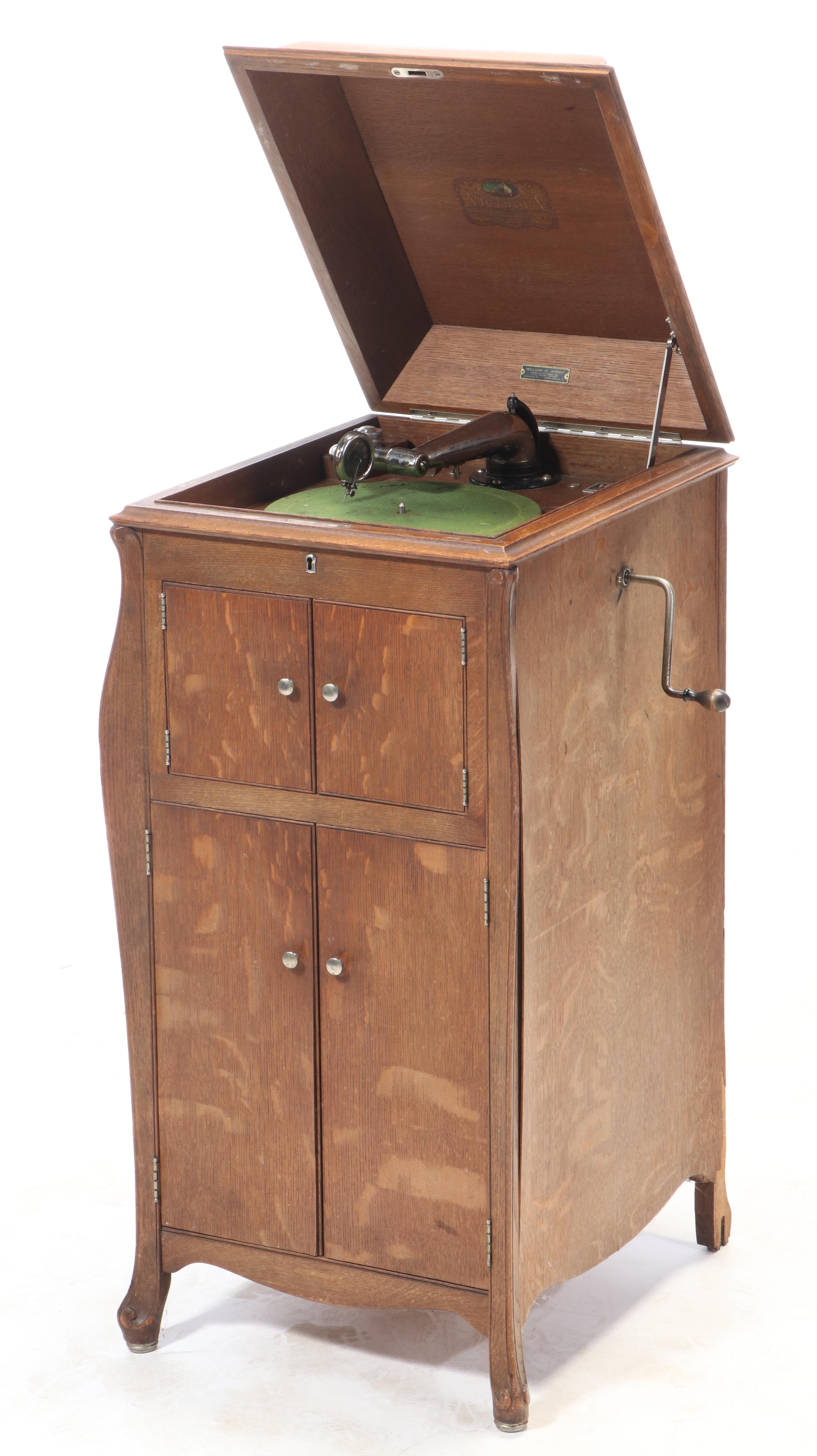 Victrola-Victor Record Player in Oak Cabinet Stand, Early 1919 | EBTH