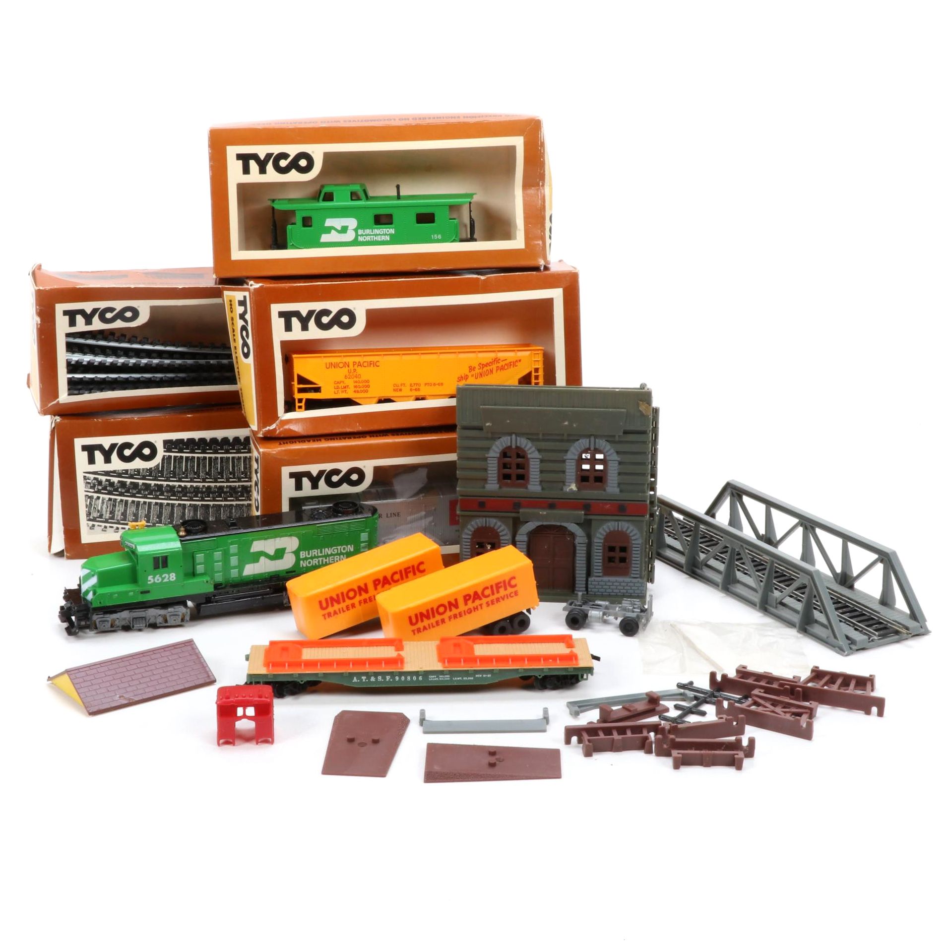 Tyco HO Scale Model Train With Tracks And Accessories, 1970s | EBTH