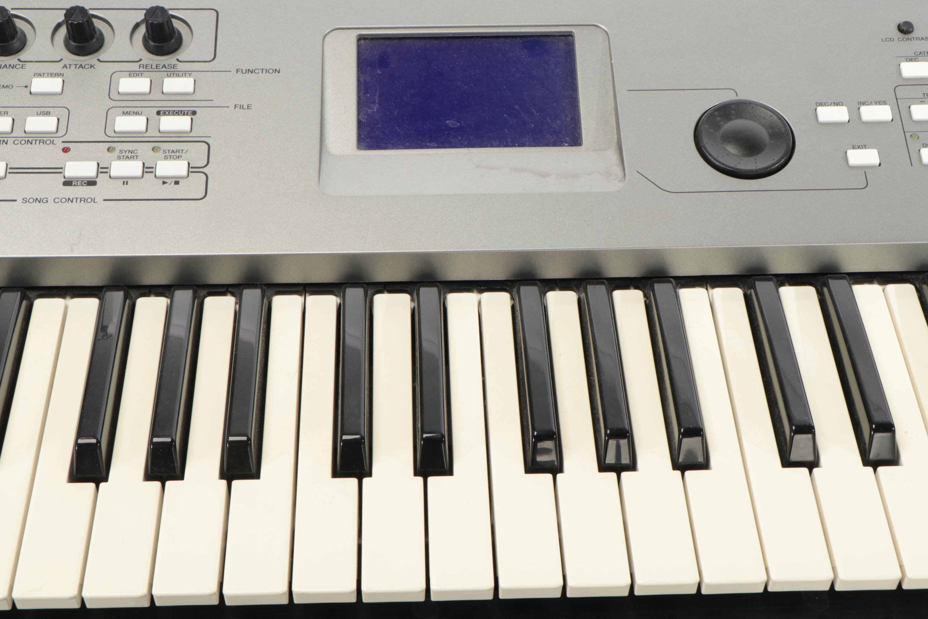 Yamaha MM6 Keyboard, with Stand and Adjustable Stool EBTH