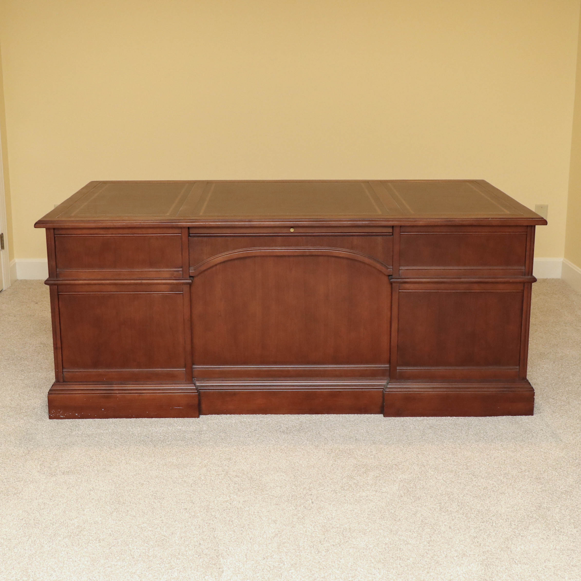 Sligh LeatherTop Mahogany Executive Desk, Late 20th Century EBTH