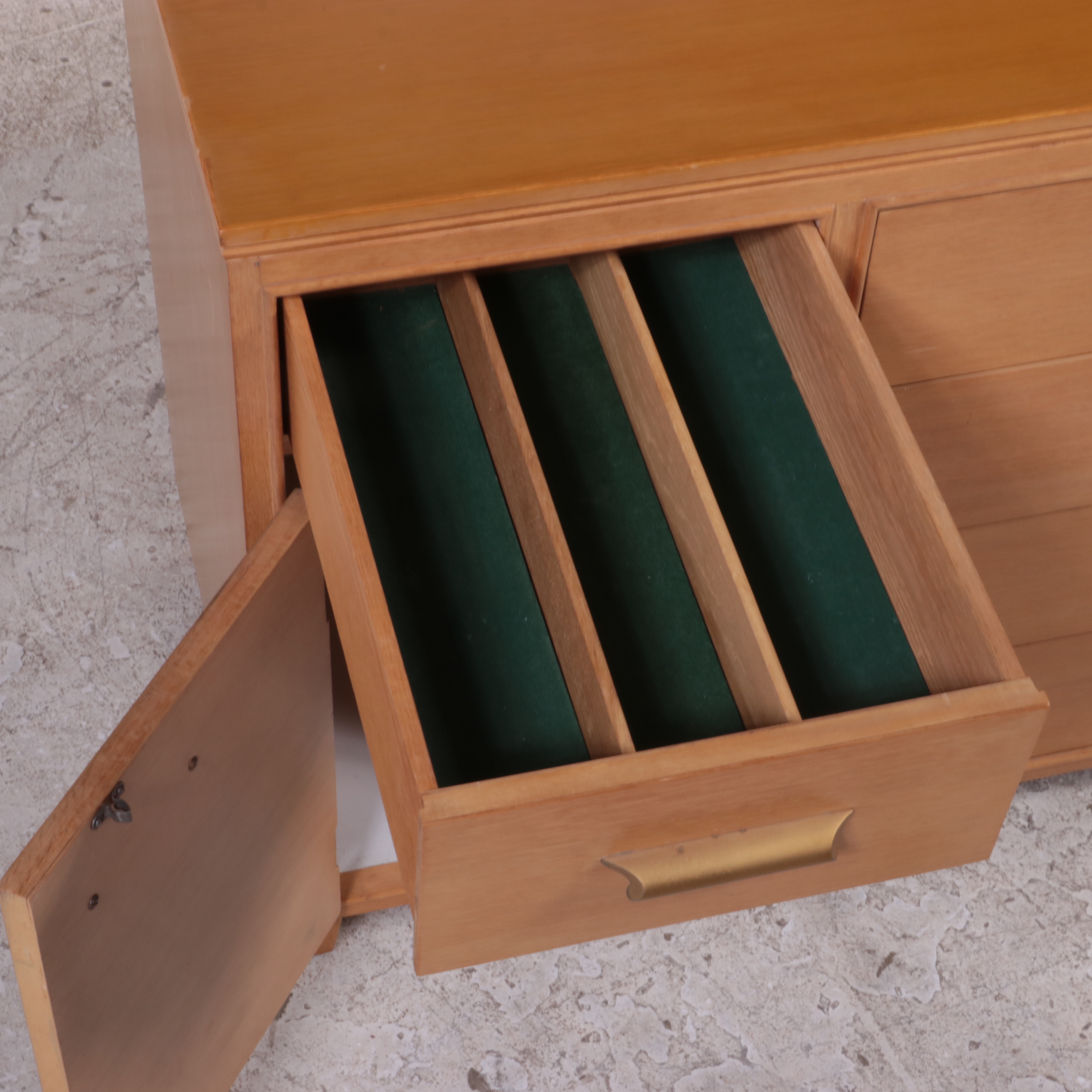 Grand Rapids Bookcase & Chair Co. Mid Century Modern Oak Credenza EBTH