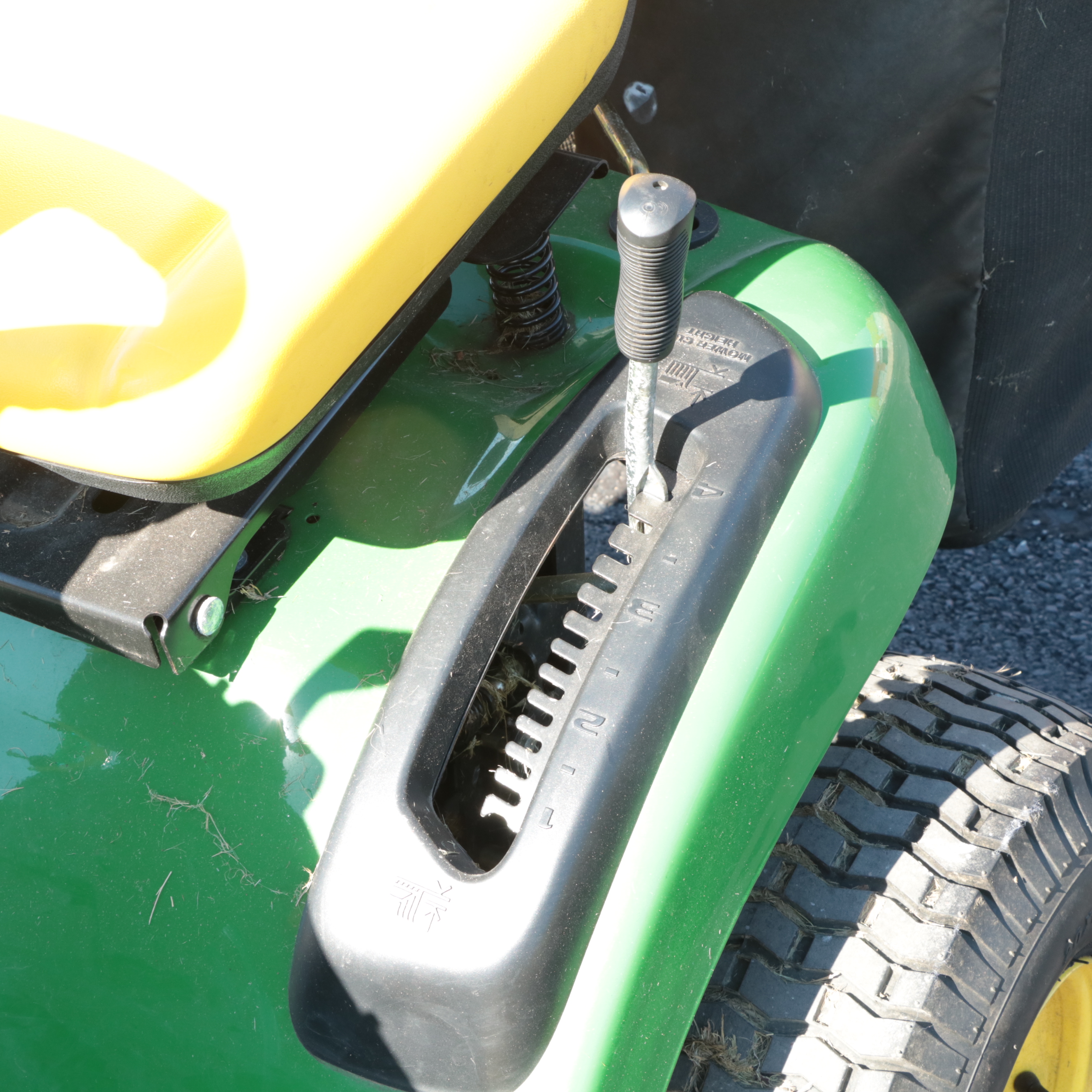 John Deere D125 Lawn Tractor with Bagger EBTH