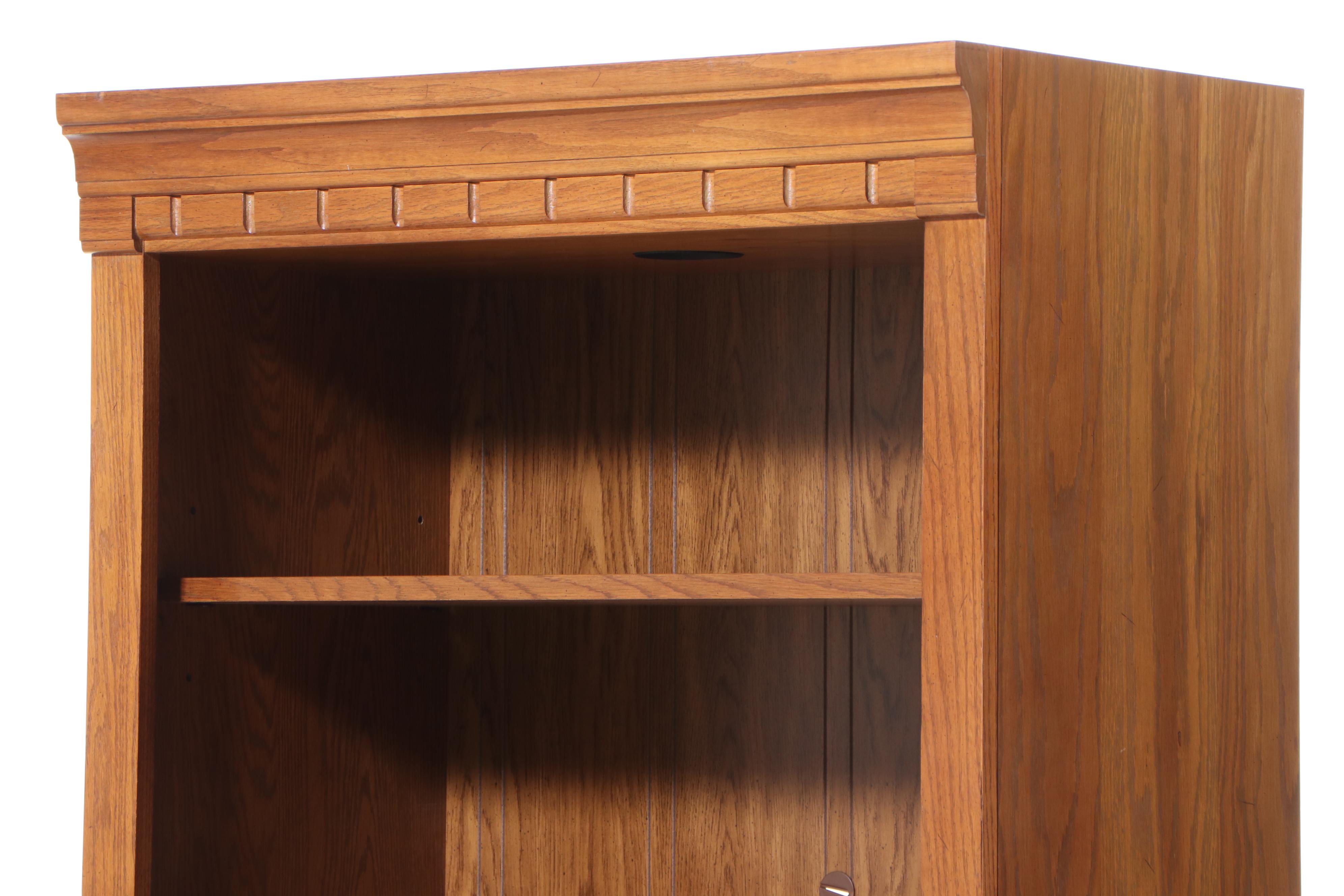 Thomasville "Salem Tavern" Oak Illuminated Open Bookcase EBTH