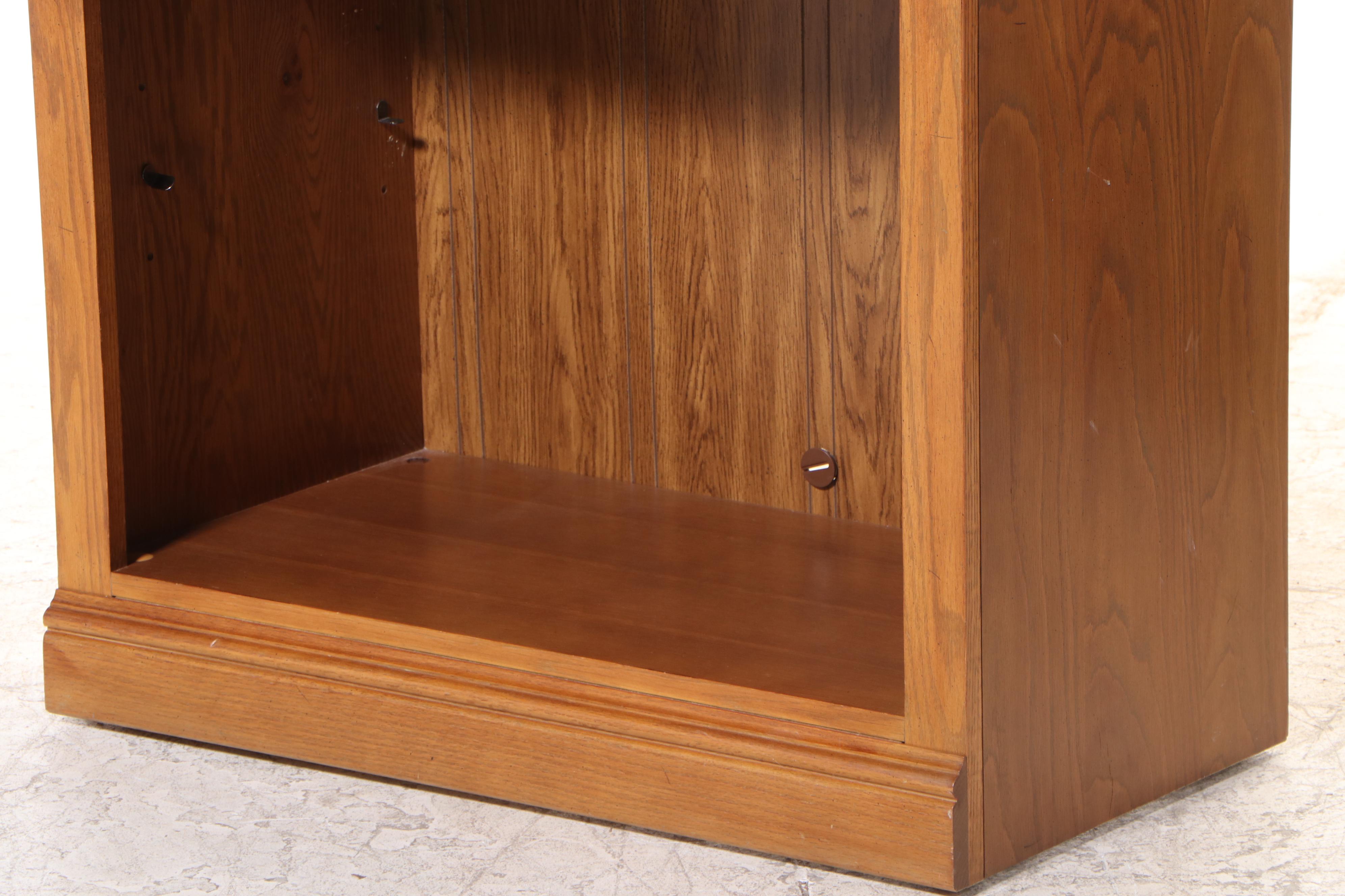 Thomasville "Salem Tavern" Oak Illuminated Open Bookcase EBTH