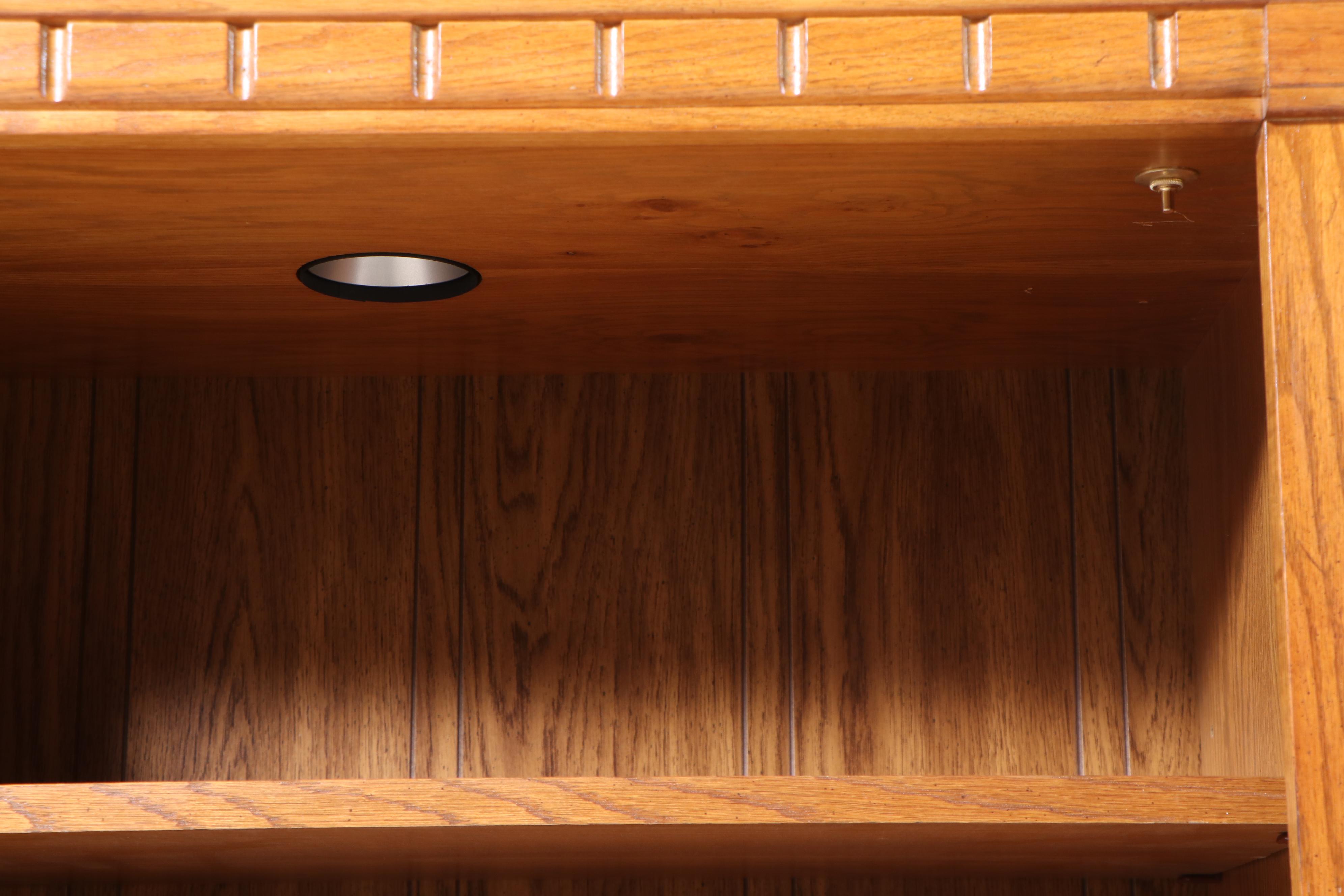 Thomasville "Salem Tavern" Oak Illuminated Open Bookcase EBTH