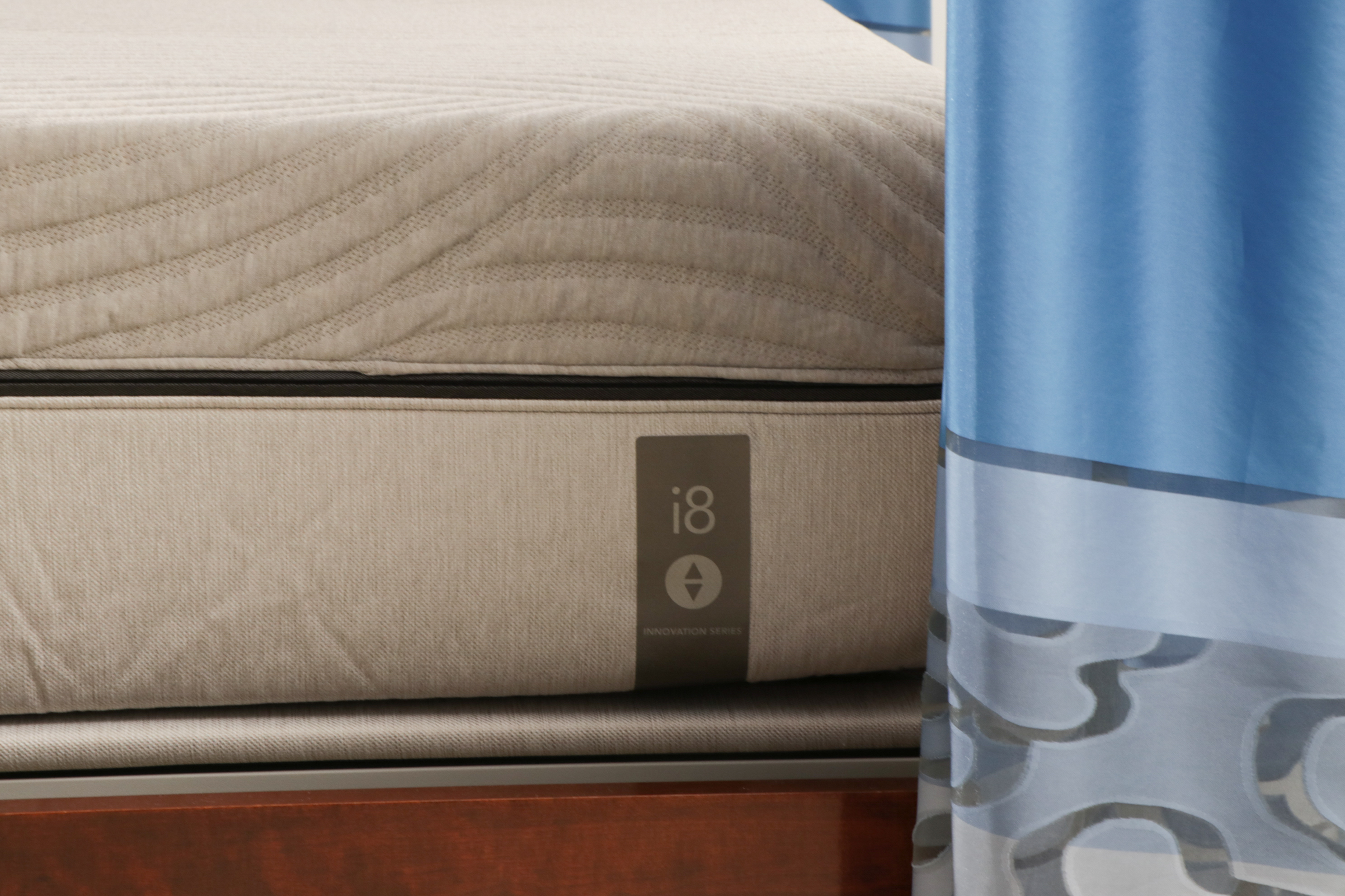 Henredon Four Poster King Size Bed with Sleep Number I8 Smart Mattress