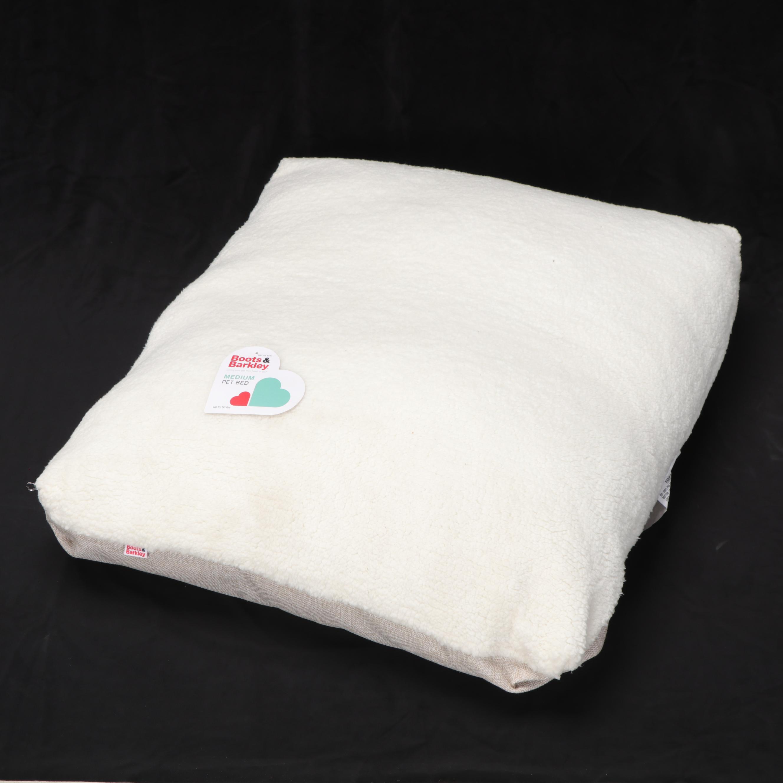 Two Boots & Barkley Sherpa Medium Dog Beds EBTH