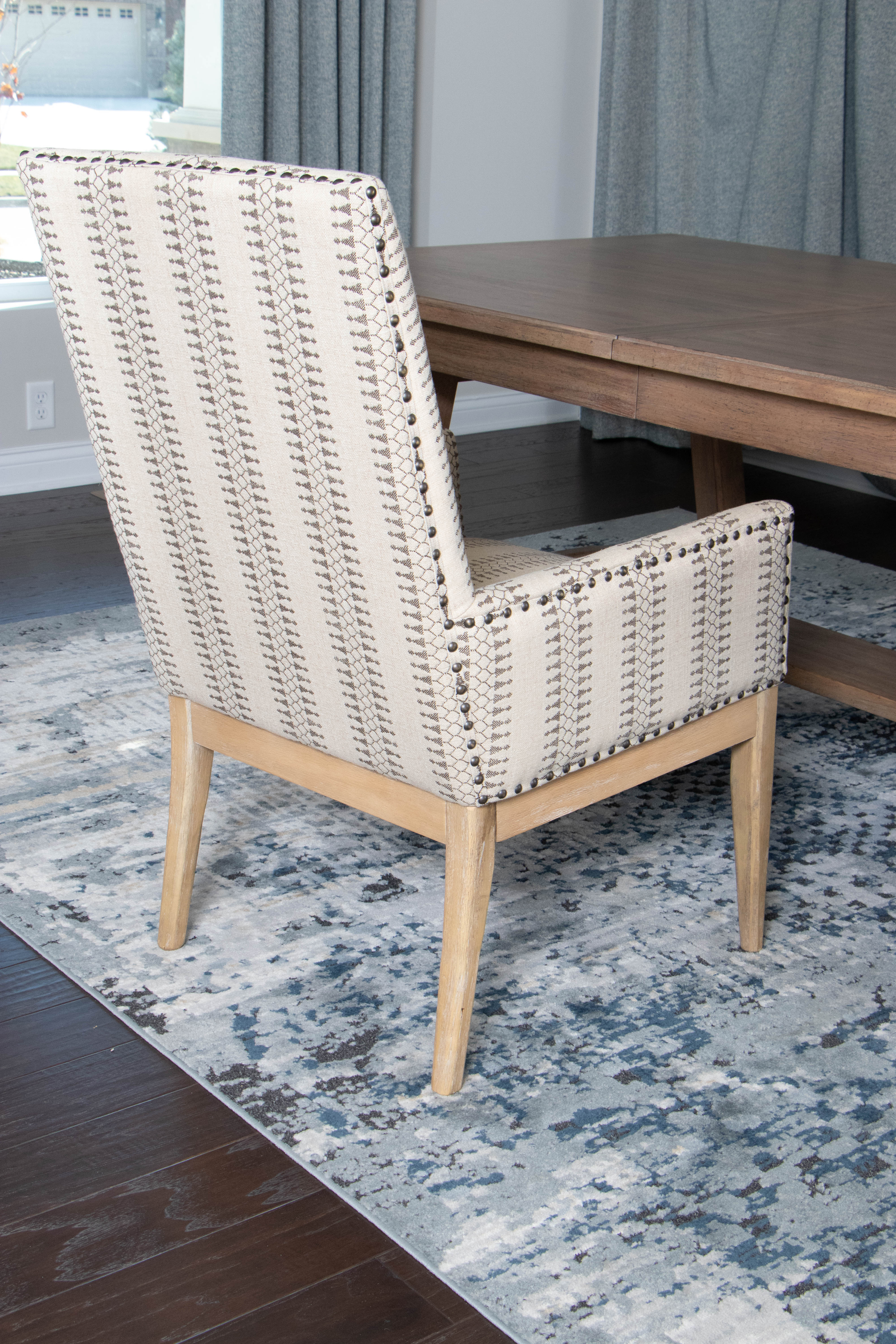 Riverside Furniture Extendable Dining Table with Six Other Chairs EBTH