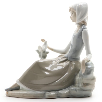 Lladró "Shepherdess with Dove" Porcelain Figurine Designed by Vicente Martínez