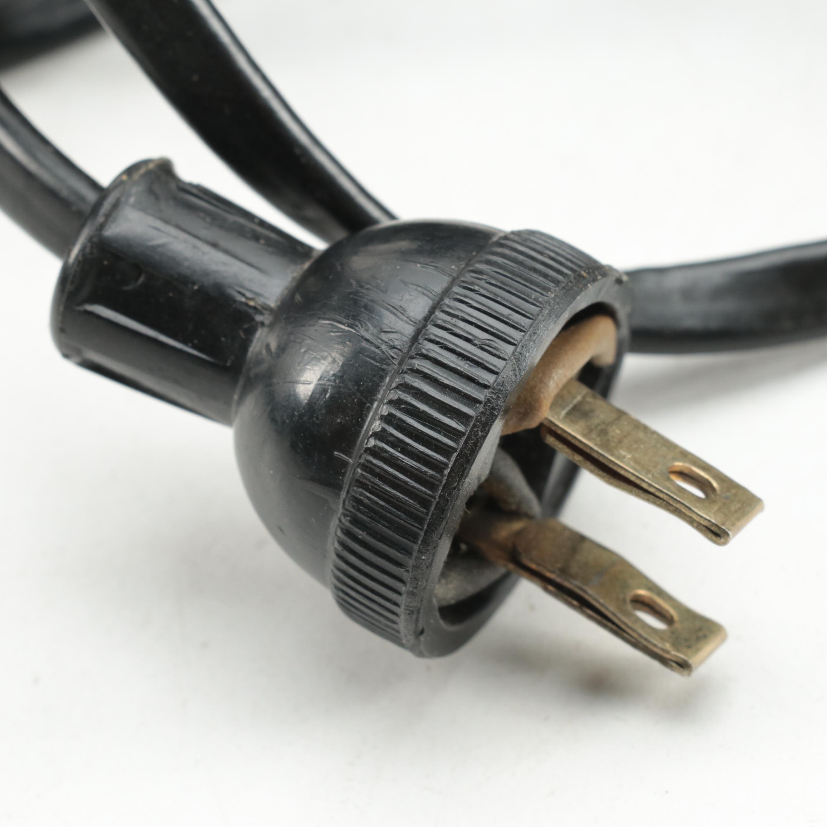 Singer Model 1591 Electric Sewing Machine with Case and Accessories