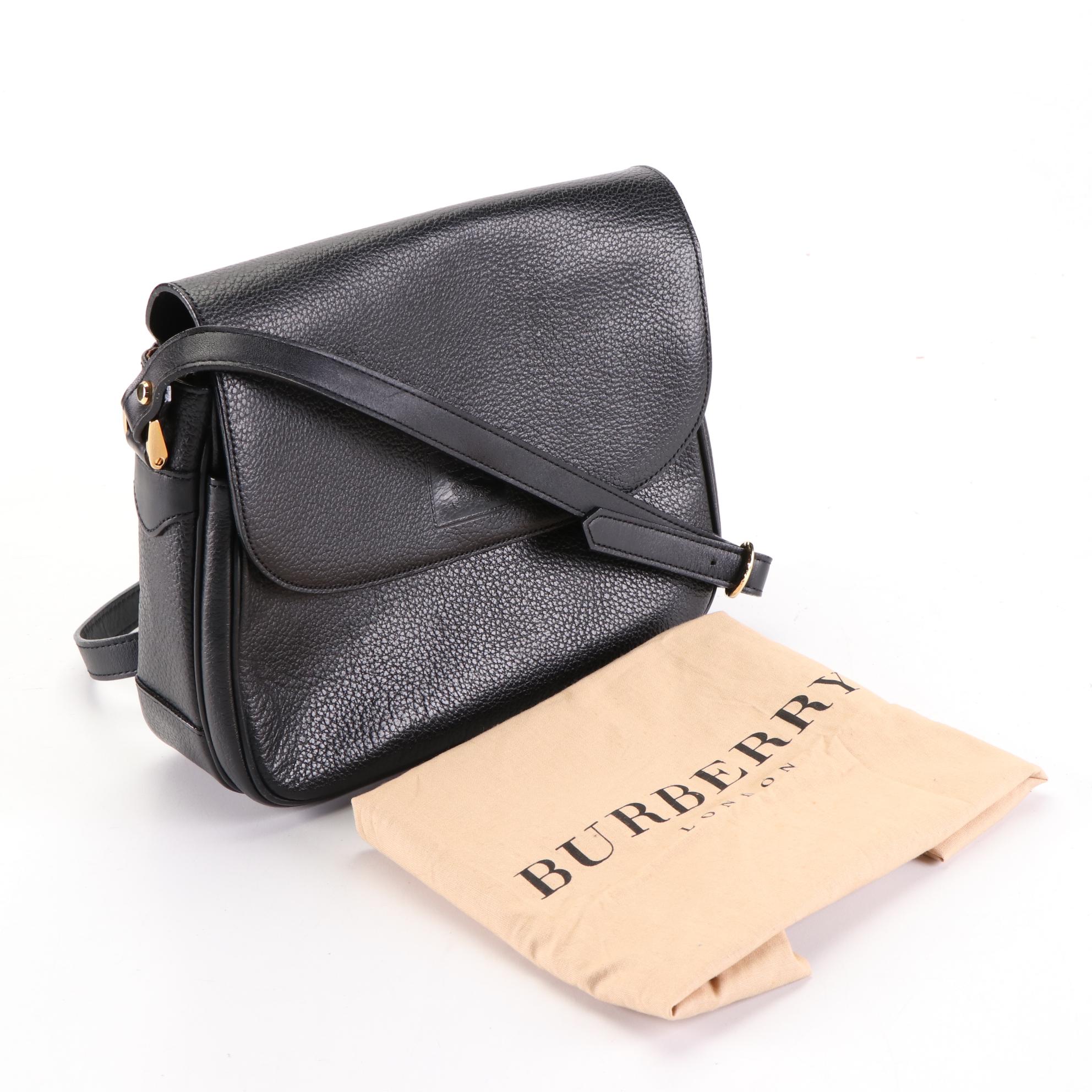 Burberrys Shoulder Bag in Black Pebbled Leather with Haymarket Check