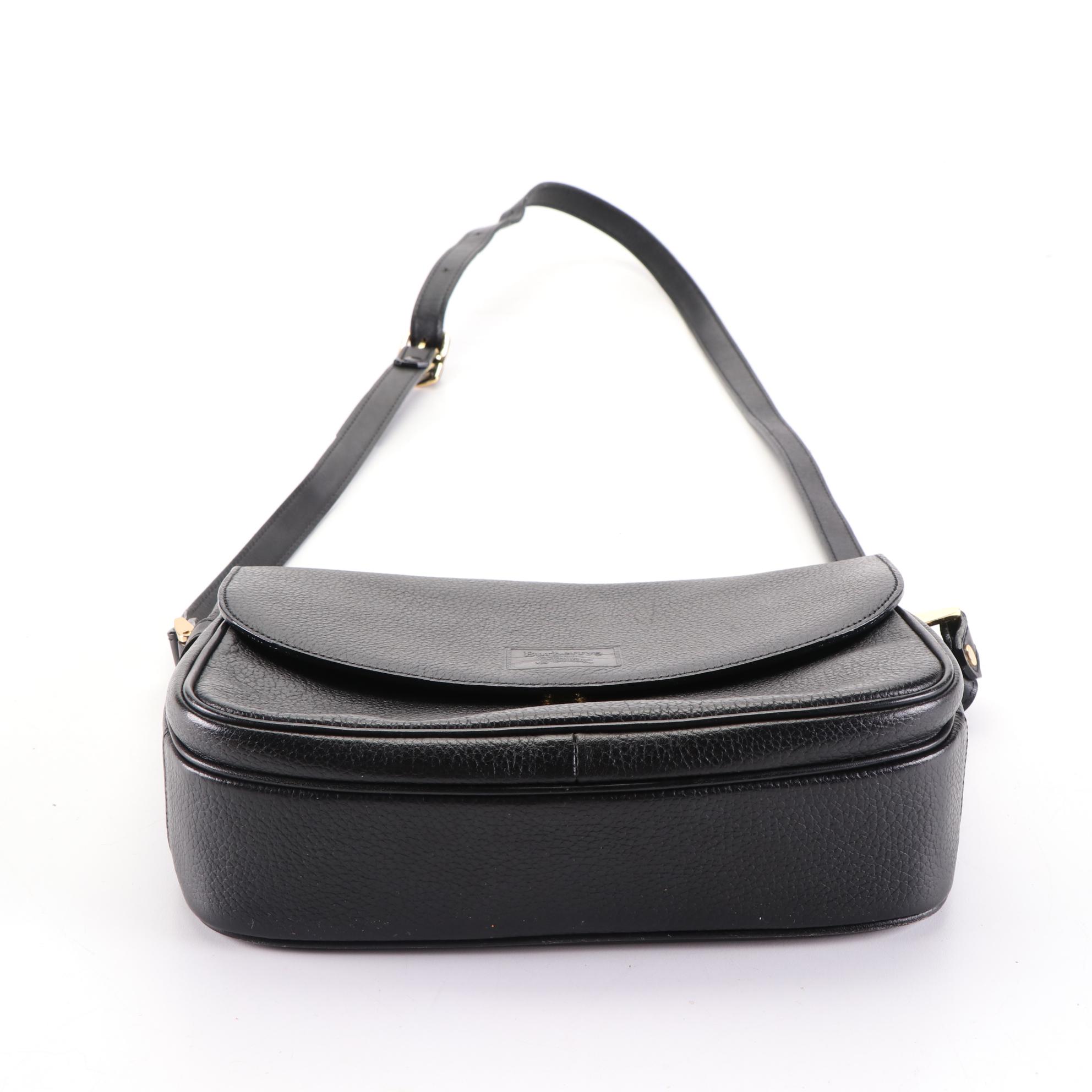 Burberrys Shoulder Bag in Black Pebbled Leather with Haymarket Check