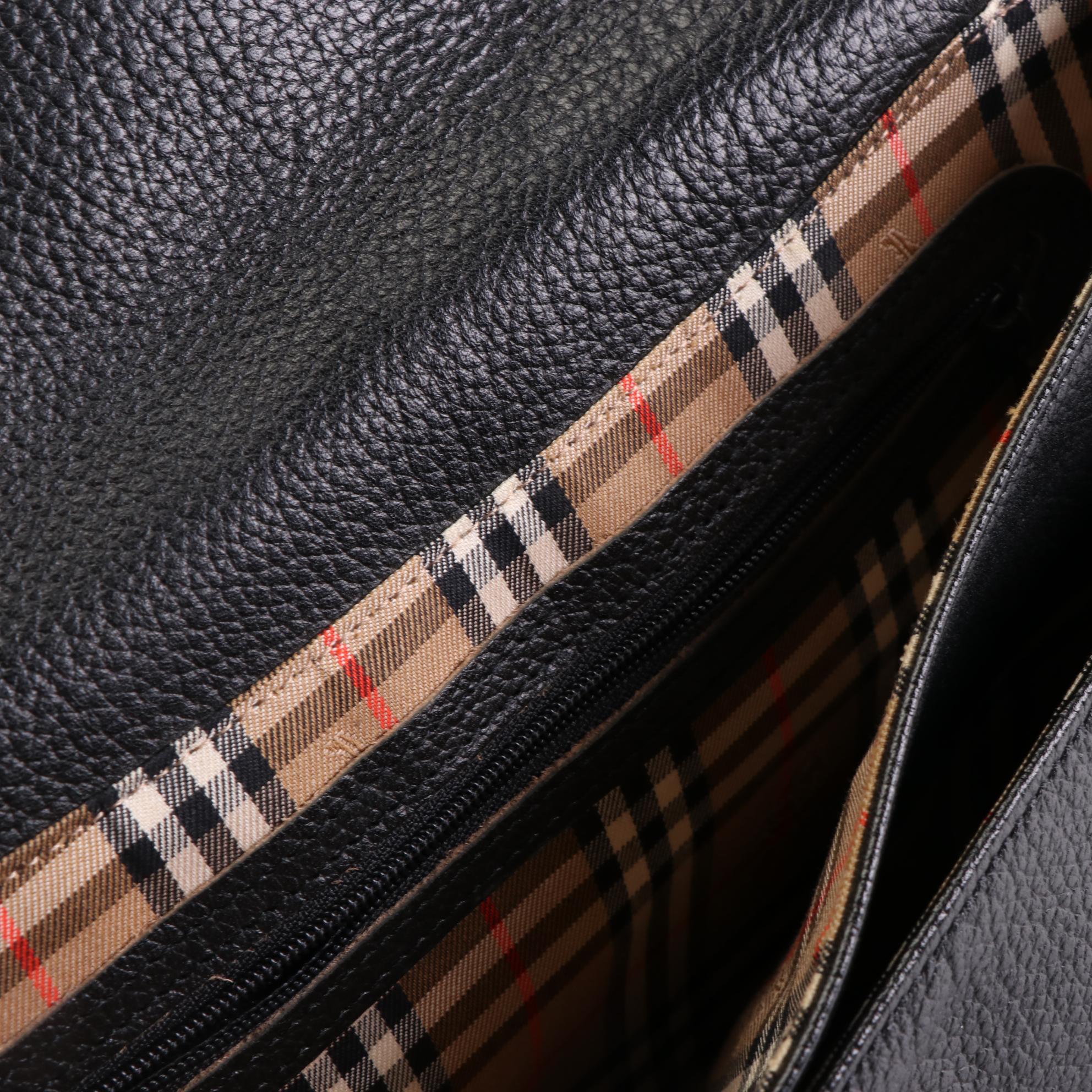 Burberrys Shoulder Bag in Black Pebbled Leather with Haymarket Check