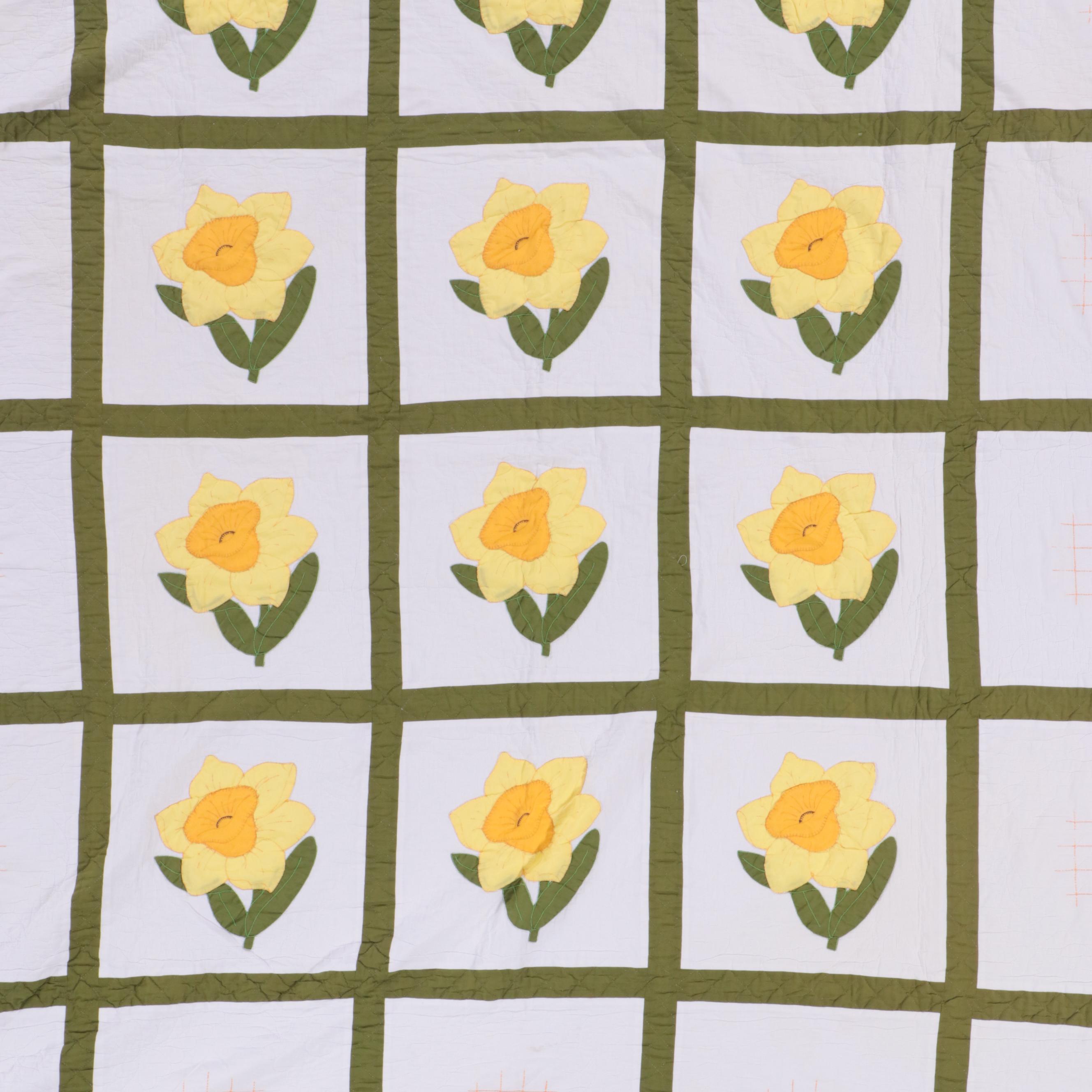 Arch Quilts Appliquéd Gardening Quilt With Pillowcases and Daffodil