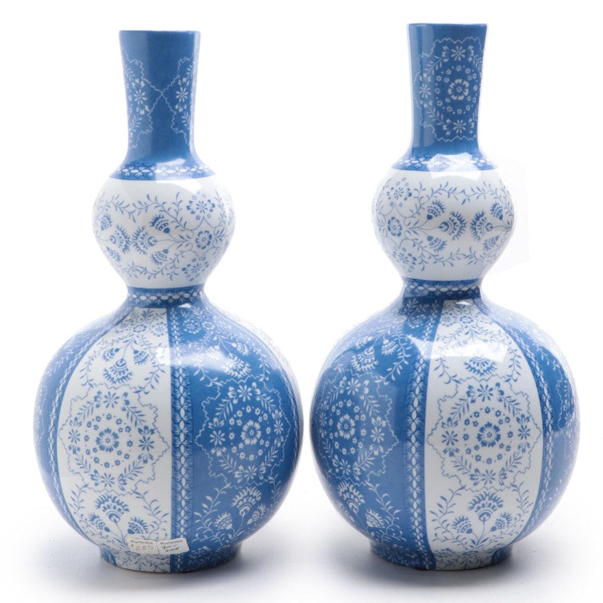 Chelsea House Blue and White Porcelain Huluping Vases, Late 20th Century