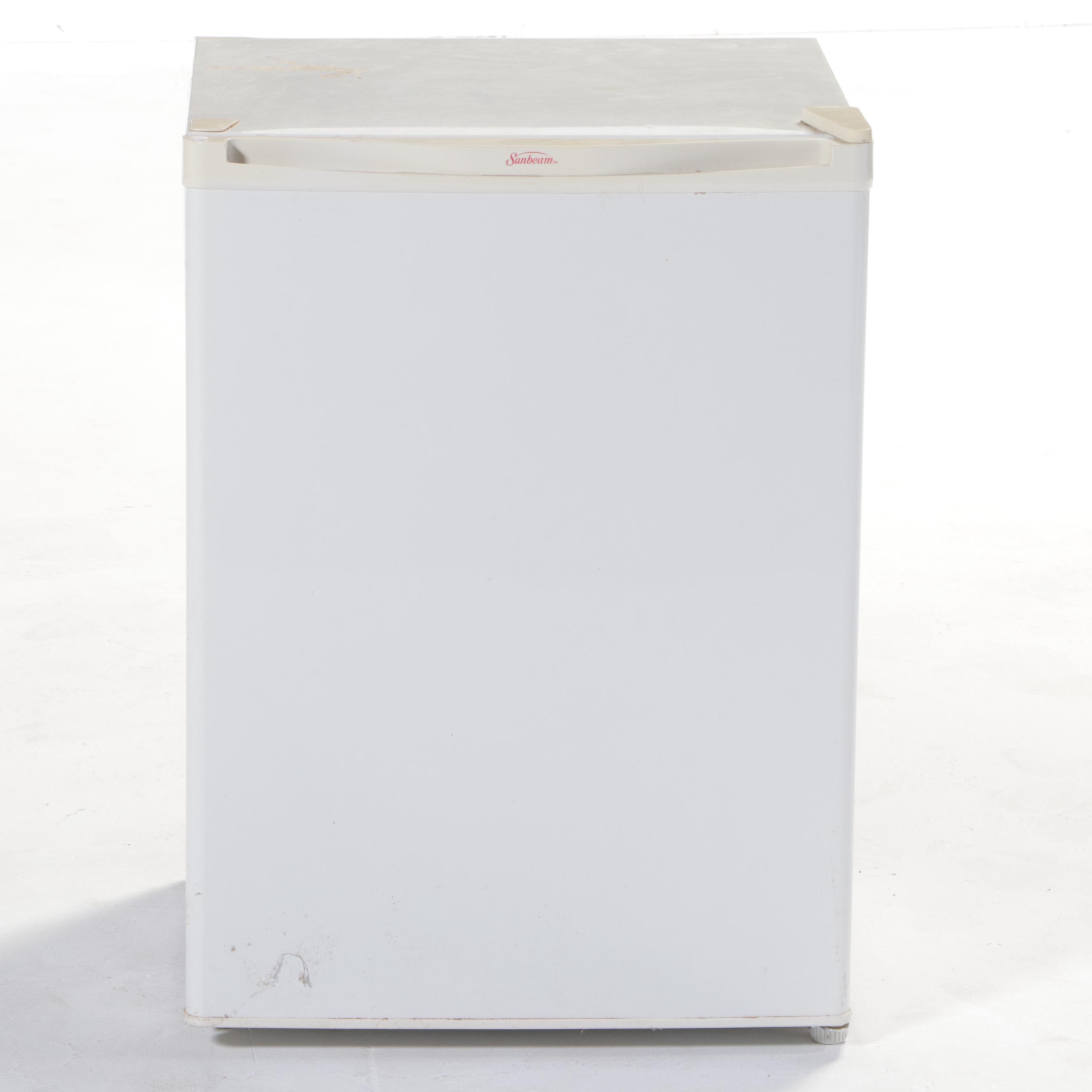 Sunbeam "SCRO3PMWBW" 2.8 Cu. Ft. Mini Fridge EBTH