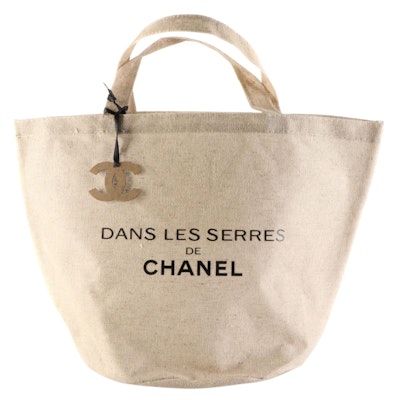 CHANEL. Dans les serres de Chanel burlap tote bag, plas…