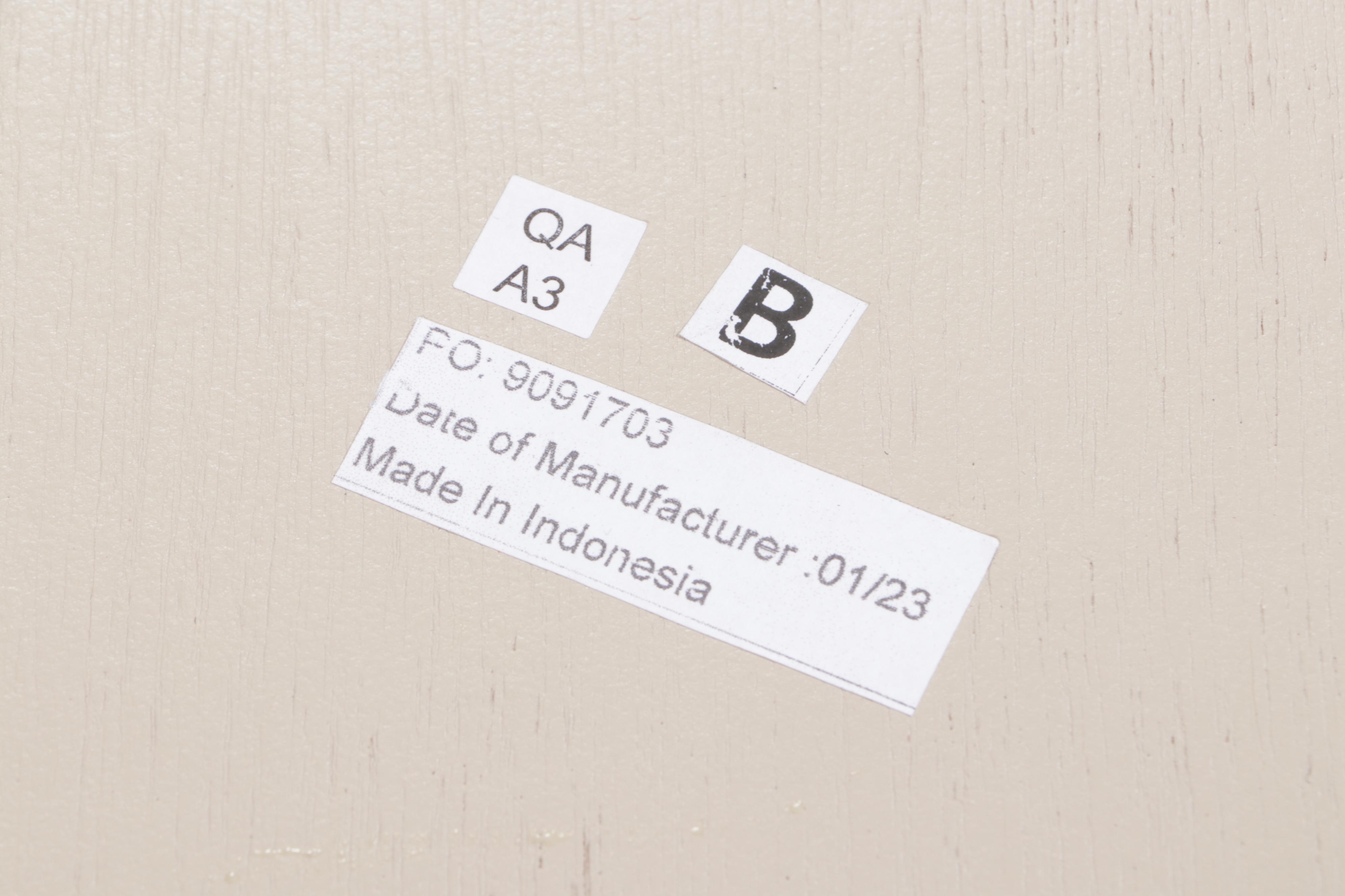 Threshold Trumbull Round Fluted Dining Table Pedelstal Base in Natural EBTH