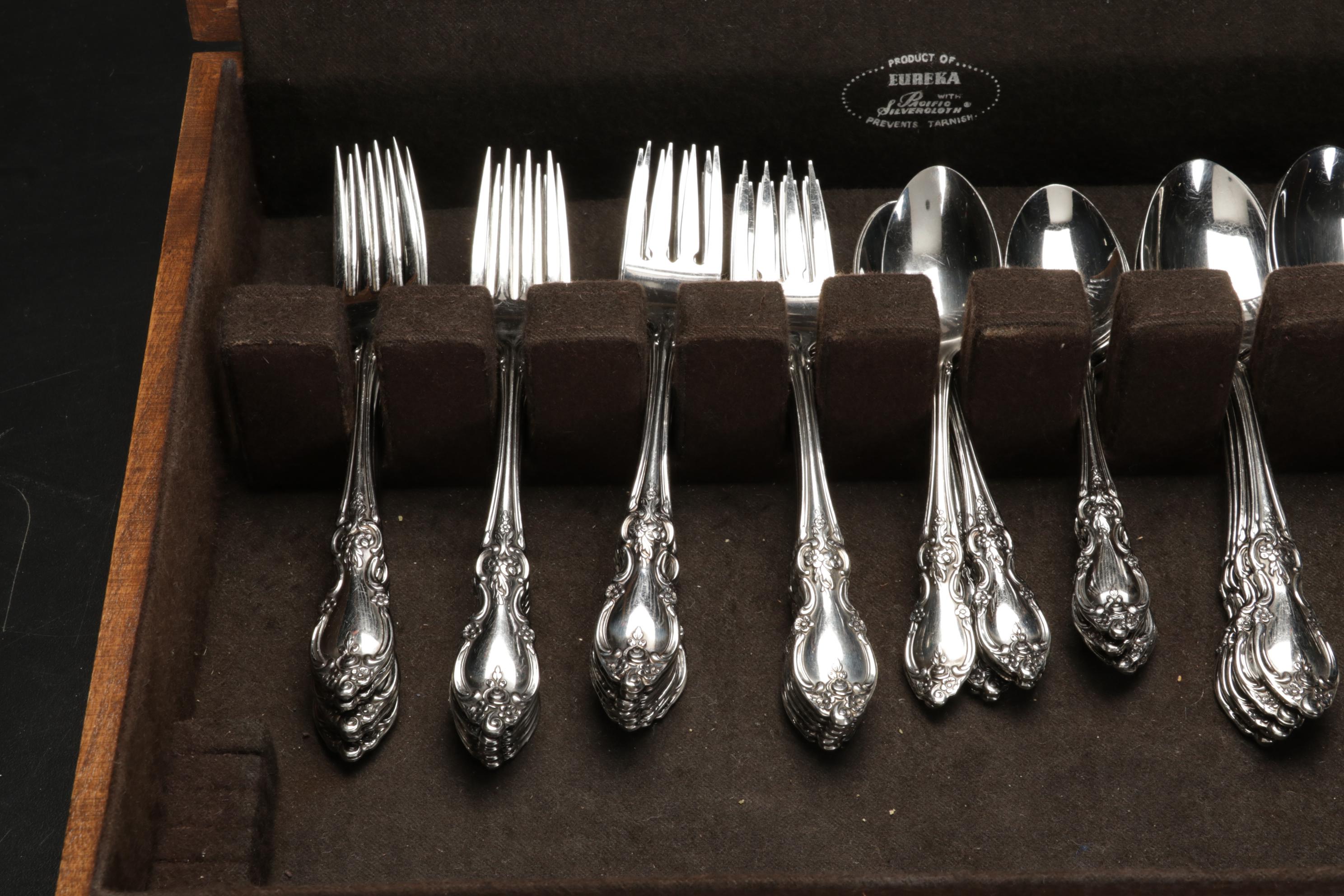 Oneida "Louisiana" Silver Plate Flatware in Storage Chest EBTH