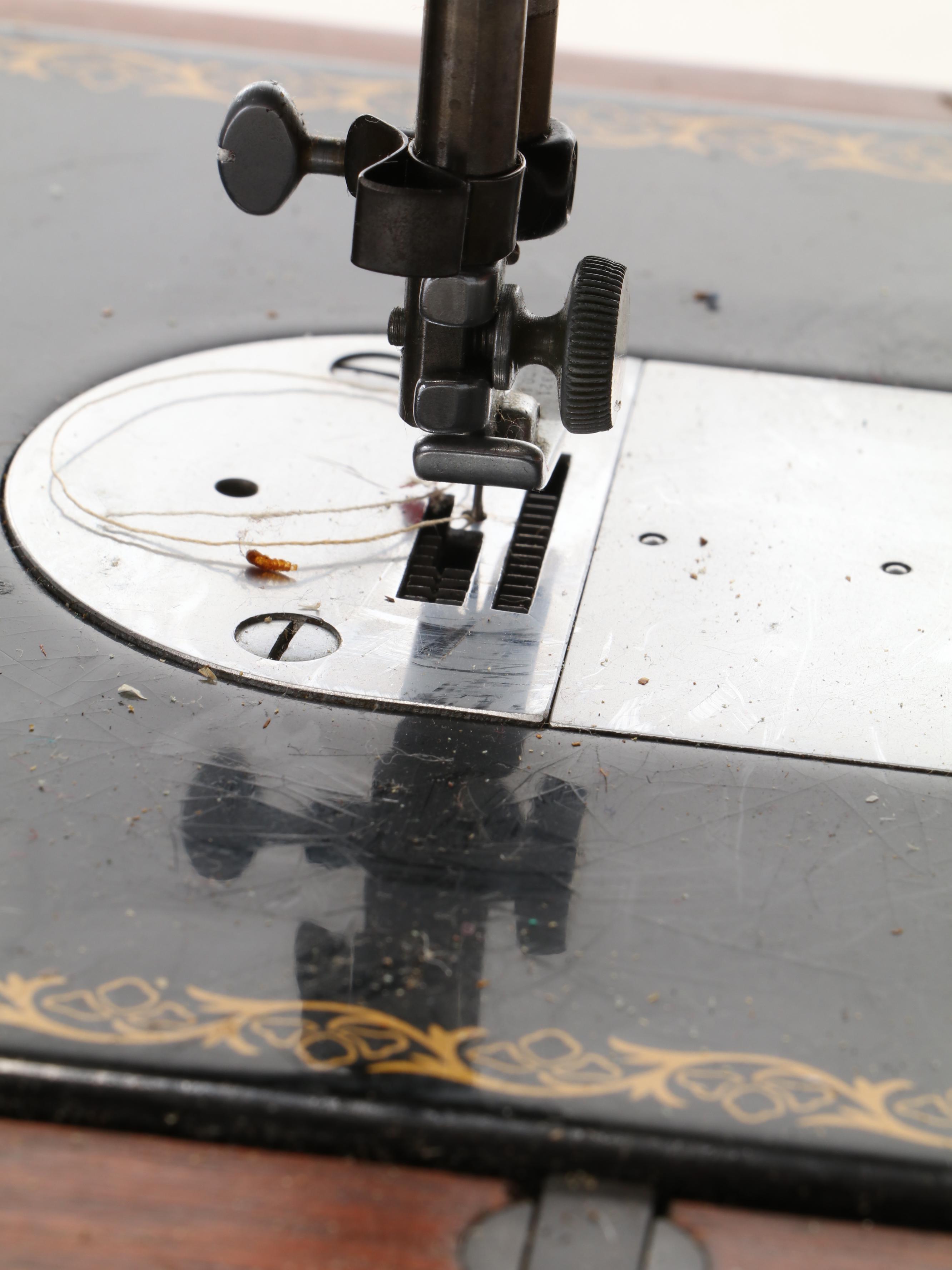 Singer Sewing Machine with Bentwood Case, 1952 EBTH