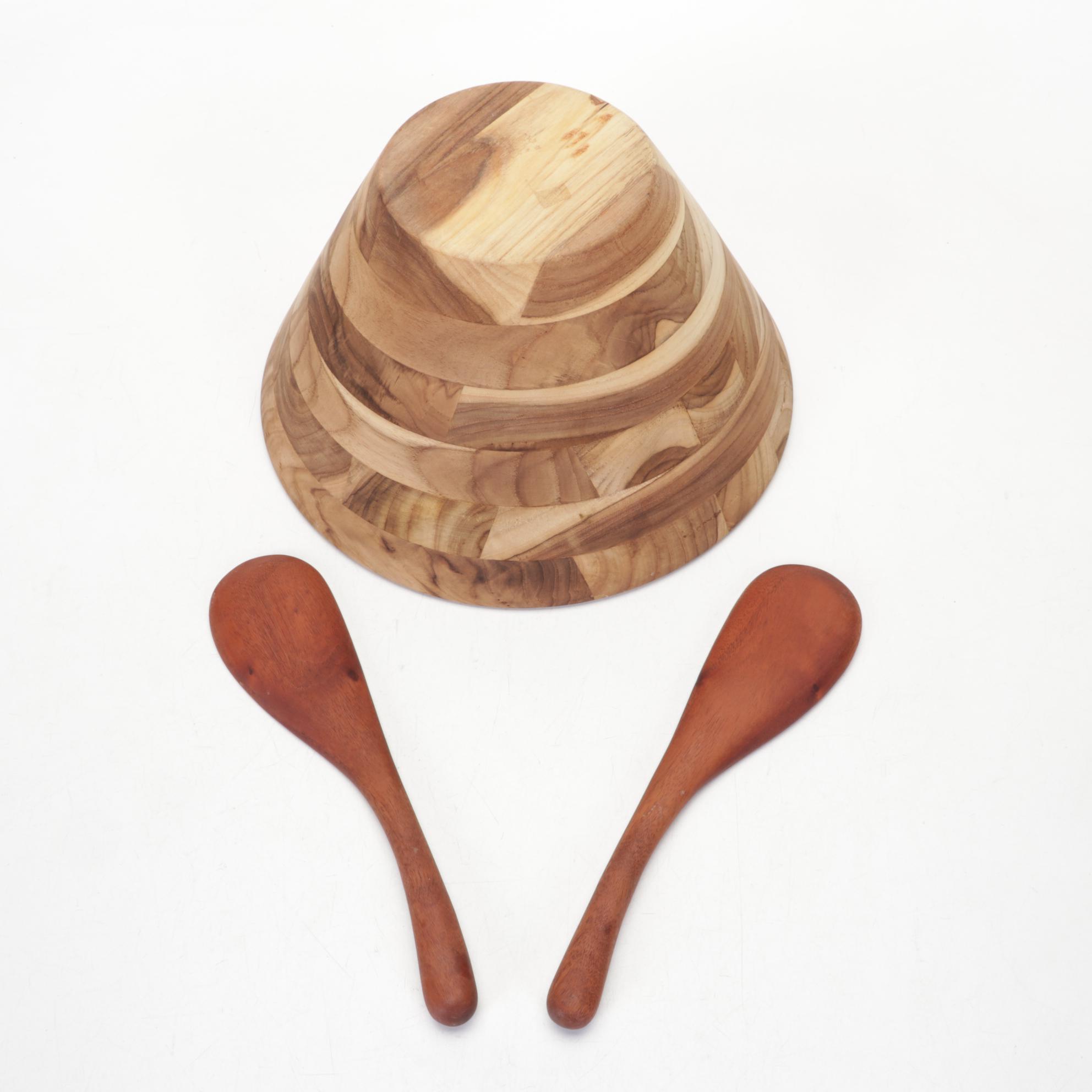 Le Creuset Red Ramekins, Guatemalan Salad Bowl and Wooden Tongs EBTH